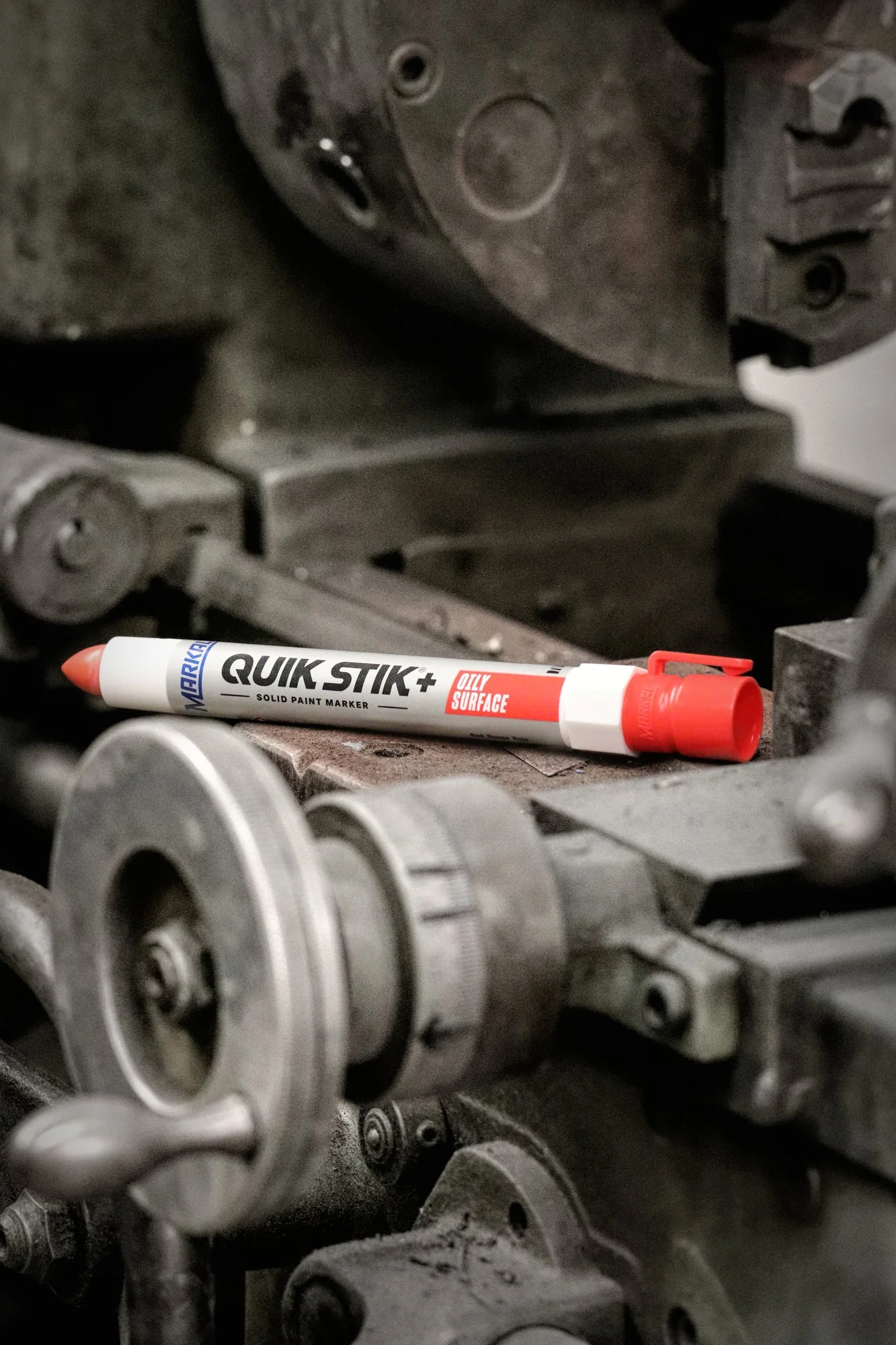 QUIK STIK®+ Oily Surface Solid Paint Marker mã 028882 ảnh 2